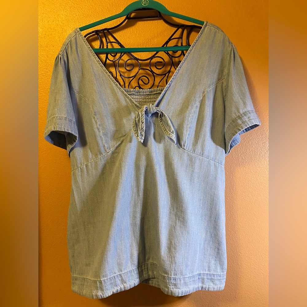 3/$15 Old Navy denim short sleeve top with knot